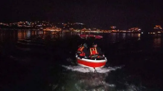 Teknenin aküsü bitince gölde mahsur kaldılar