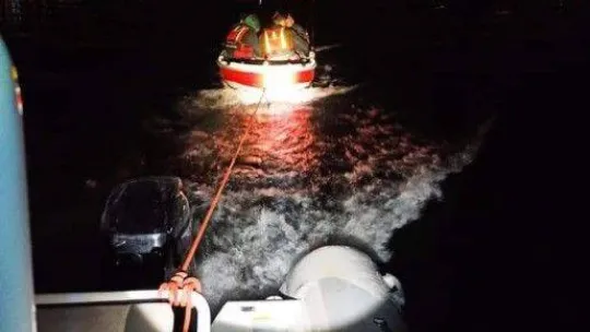 Teknenin aküsü bitince gölde mahsur kaldılar