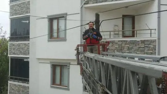 Telefon direğinde mahsur kalan kedi kurtarıldı