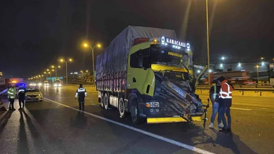 TEM'de 2 kamyon çarpıştı, araçta sıkışan sürücü yaralandı