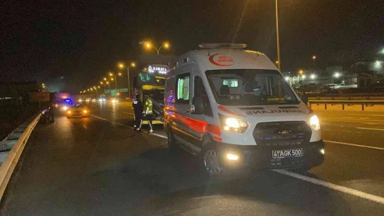 TEM'de 2 kamyon çarpıştı, araçta sıkışan sürücü yaralandı