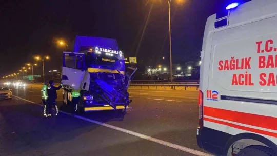 TEM'de 2 kamyon çarpıştı, araçta sıkışan sürücü yaralandı