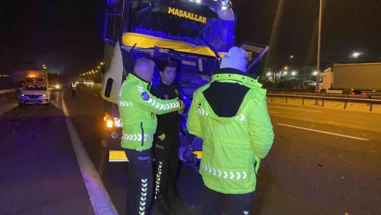 TEM'de 2 kamyon çarpıştı, araçta sıkışan sürücü yaralandı