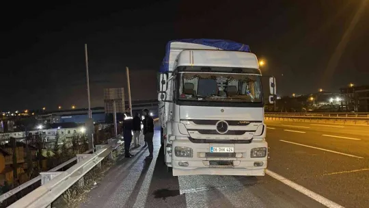 TEM'de 2 kamyon çarpıştı, araçta sıkışan sürücü yaralandı