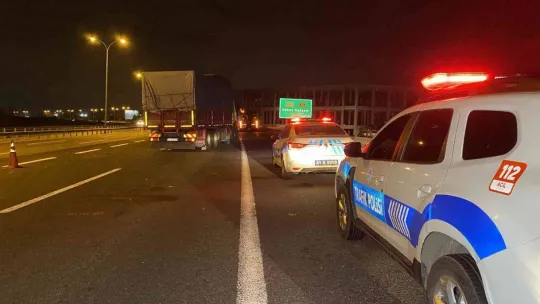 TEM'de 2 kamyon çarpıştı, araçta sıkışan sürücü yaralandı