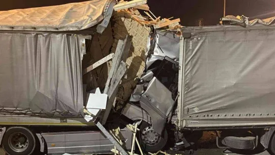 TEM'de 3 tır birbirine girdi: 1 ağır yaralı