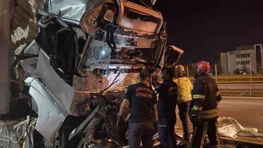 TEM'de 3 tır birbirine girdi: 1 ağır yaralı