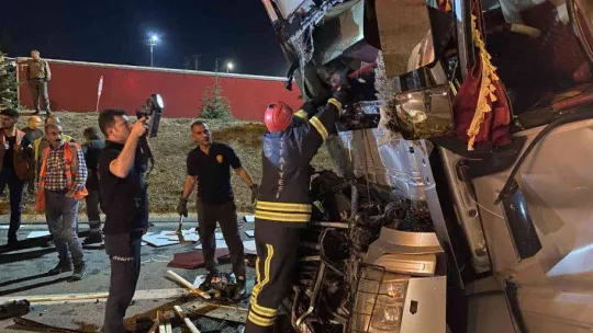 TEM'de 3 tır birbirine girdi: 1 ağır yaralı