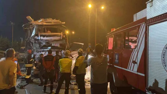 TEM'de 3 tır birbirine girdi: 1 ağır yaralı