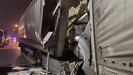 TEM'de 3 tır birbirine girdi: 1 ağır yaralı