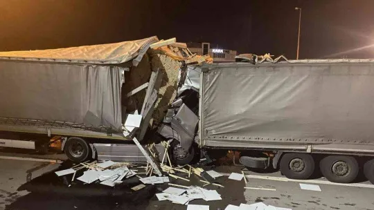 TEM'de 3 tır birbirine girdi: 1 ağır yaralı