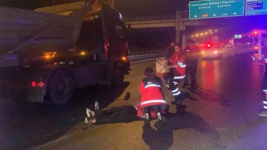 TEM'de akılalmaz kaza: Şakalaşırken motosikletten düştüler