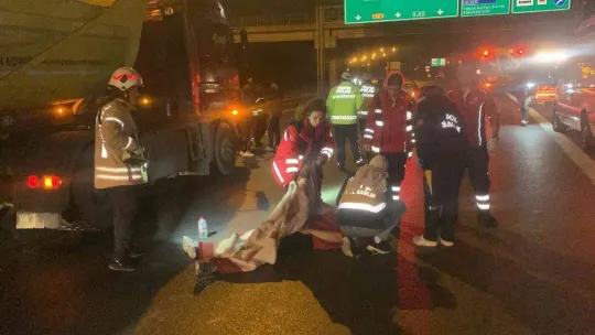 TEM'de akılalmaz kaza: Şakalaşırken motosikletten düştüler