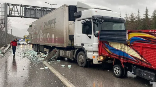 TEM'de aralarında işçi servisinin de bulunduğu zincirleme kaza