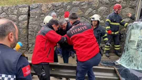 TEM'de aralarında işçi servisinin de bulunduğu zincirleme kaza