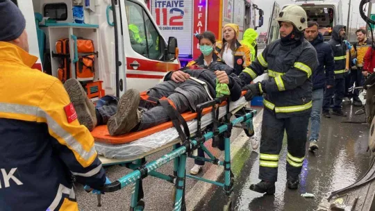 TEM'de aralarında işçi servisinin de bulunduğu zincirleme kaza