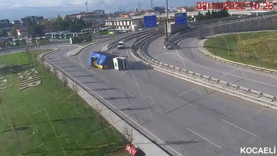 TEM'de hurda yüklü kamyon böyle devrildi