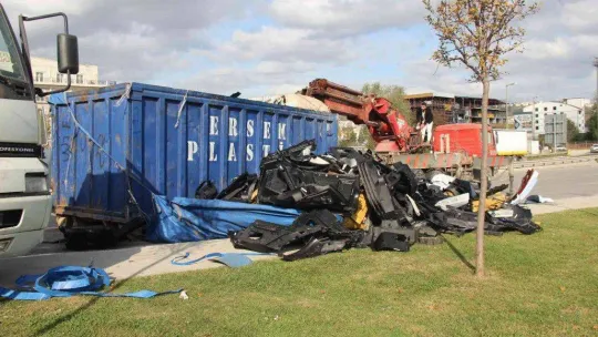 TEM'de hurda yüklü kamyon böyle devrildi