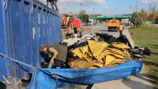 TEM'de hurda yüklü kamyon böyle devrildi