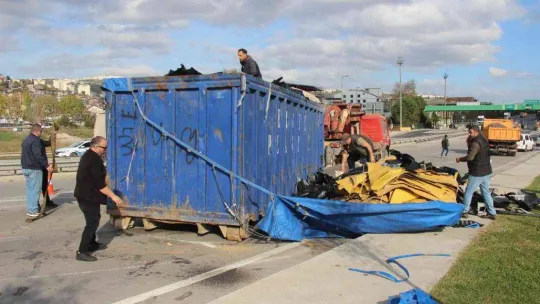 TEM'de hurda yüklü kamyon devrildi