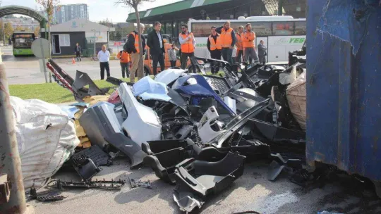 TEM'de hurda yüklü kamyon devrildi