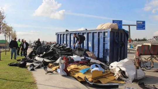 TEM'de hurda yüklü kamyon devrildi