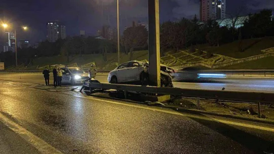 Tem'de kontrolden çıkan araç orta refüje çarptı: 1 yaralı