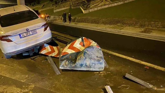 Tem'de kontrolden çıkan araç orta refüje çarptı: 1 yaralı