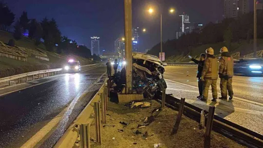 Tem'de kontrolden çıkan araç orta refüje çarptı: 1 yaralı