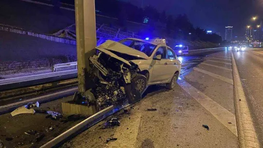 Tem'de kontrolden çıkan araç orta refüje çarptı: 1 yaralı