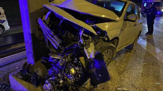 Tem'de kontrolden çıkan araç orta refüje çarptı: 1 yaralı