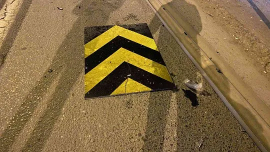 Tem'de kontrolden çıkan araç orta refüje çarptı: 1 yaralı