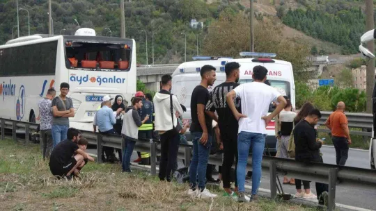 TEM'de otobüs kazası: Çok sayıda yaralı var