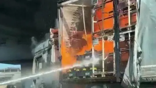 TEM'de seyir halinde olan tır bir anda alev topuna döndü