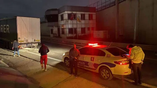 TEM'de tıra çarpan kamyonetin sürücüsü yaralandı