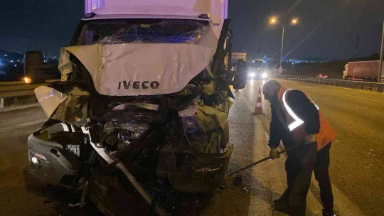 TEM'de tıra çarpan kamyonetin sürücüsü yaralandı