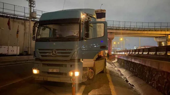 TEM'de tıra çarpan kamyonetin sürücüsü yaralandı