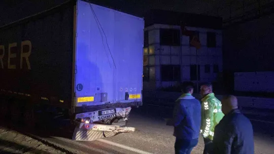 TEM'de tıra çarpan kamyonetin sürücüsü yaralandı