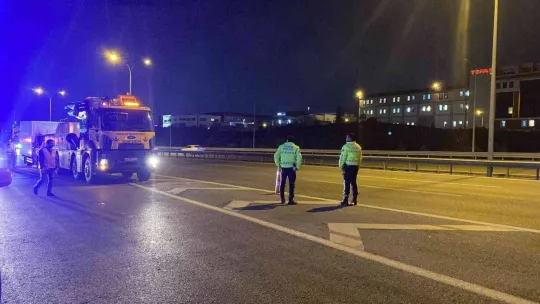 TEM'de tıra çarpan kamyonetin sürücüsü yaralandı