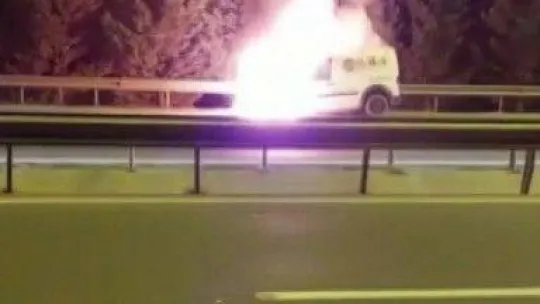 TEM'de yanan minibüs alev topuna döndü