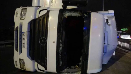 TEM'e girmek isteyen kağıt yüklü tır, virajı alamayıp devrildi