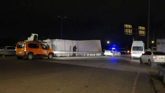 TEM'e girmek isteyen kağıt yüklü tır, virajı alamayıp devrildi