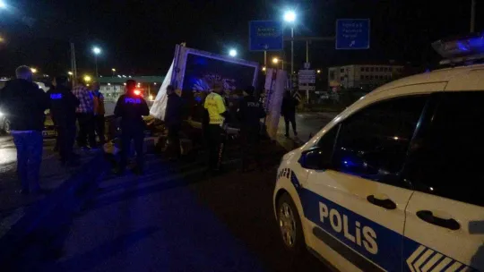 TEM'e girmek isteyen kağıt yüklü tır, virajı alamayıp devrildi