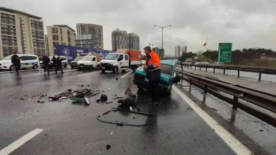 TEM Otoyolu'nda kaza yapan otomobil ikiye bölündü: 2 yaralı