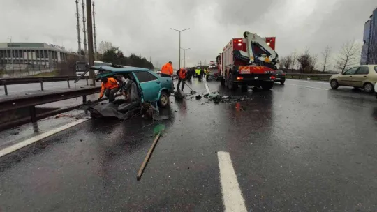 TEM Otoyolu'nda kaza yapan otomobil ikiye bölündü: 2 yaralı