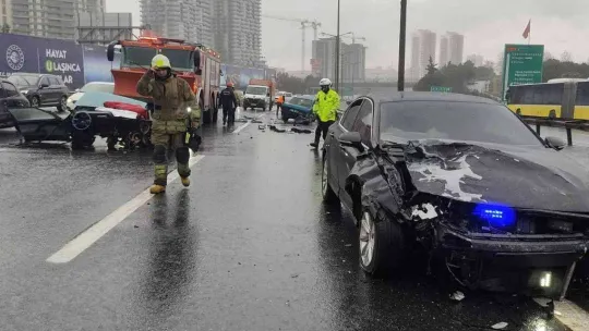 TEM Otoyolu'nda kaza yapan otomobil ikiye bölündü: 2 yaralı