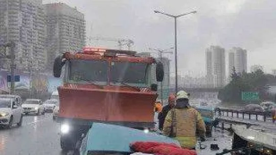 TEM Otoyolu'nda kaza yapan otomobil ikiye bölündü: 2 yaralı