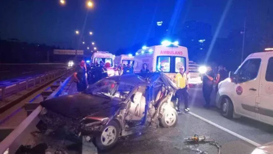 TEM Otoyolu'nda kontrolden çıkan otomobil önce otomobile sonra hafriyat kamyonuna çarptı: 4 yaralı