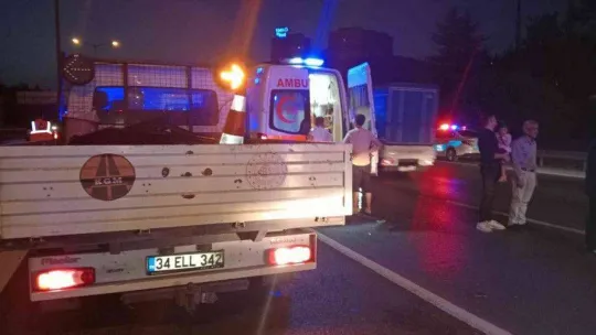 TEM Otoyolu'nda kontrolden çıkan otomobil önce otomobile sonra hafriyat kamyonuna çarptı: 4 yaralı
