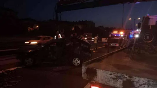 TEM Otoyolu'nda kontrolden çıkan otomobil önce otomobile sonra hafriyat kamyonuna çarptı: 4 yaralı